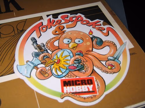 Pegatina de Tokes y Pokes de Microhobby con un dibujo de Ponce
