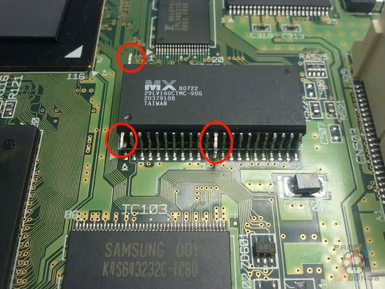 Chip Flash colocado sobre la BIOS de la consola