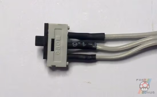 Interruptor de selección de BIOS con sus tres cables soldados