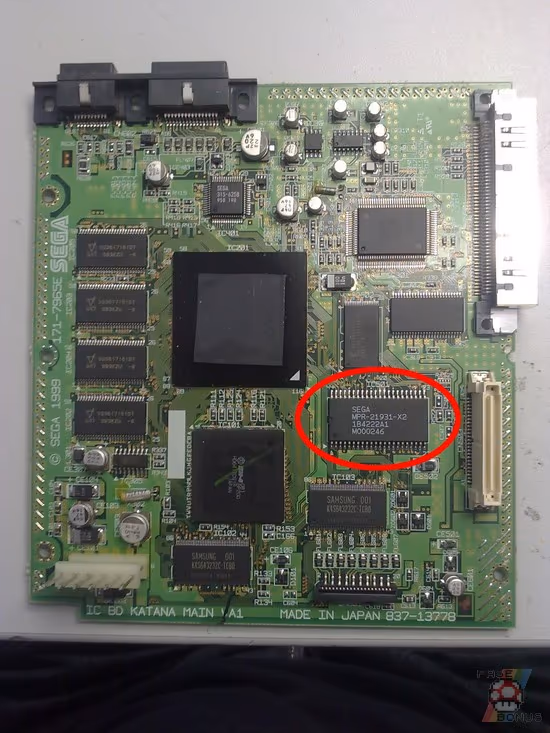 Chip de BIOS en la placa base de la Dreamcast, punto de partida del mod