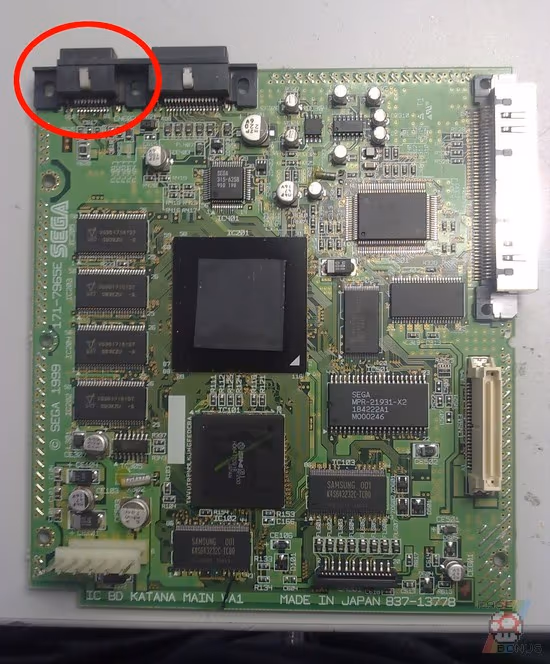 Placa principal de la Dreamcast con el conector de expansión a la vista
