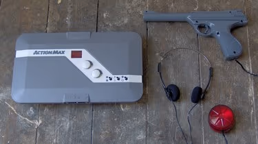 Consola Action Max de Worlds of Wonder con su pistola de luz