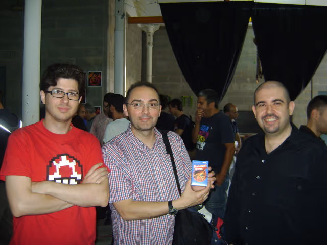 Asistentes probando juegos en la reunión MSX