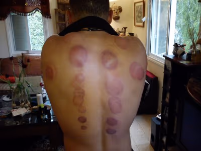 Cliente saliendo de una peluquería china; se fue contento pero con la espalda algo perjudicada